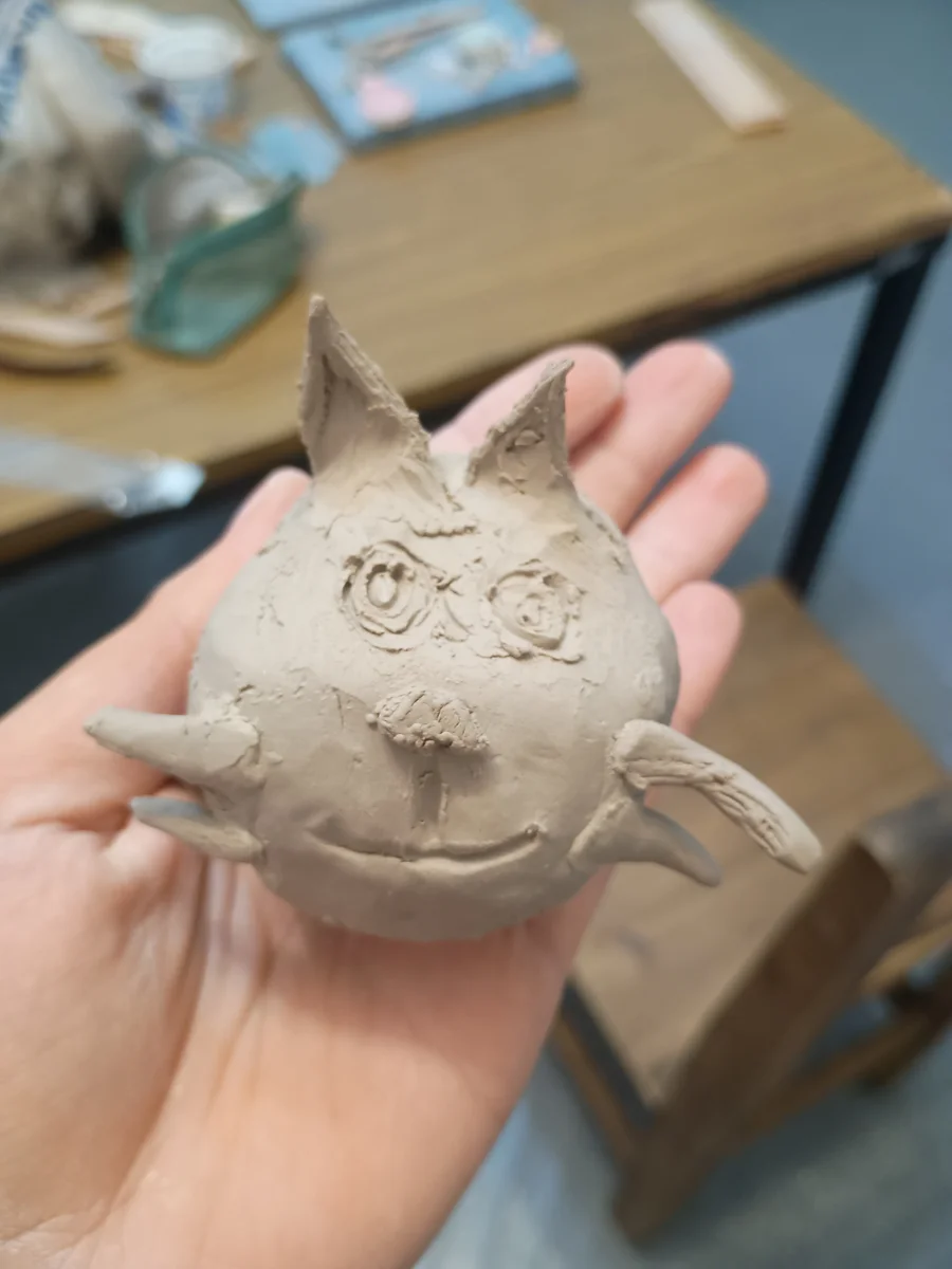 Una pequeña figura de arcilla modelada a mano.