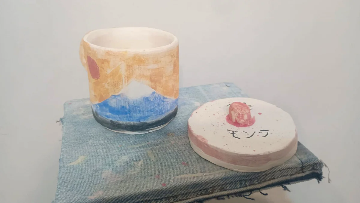 Piezas de cerámica pintadas, realizadas en el taller.
